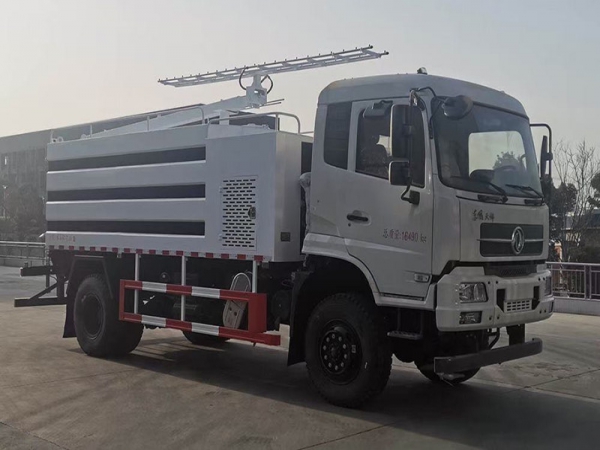 東風(fēng)四驅(qū)光伏板清洗車(chē)，8方水罐