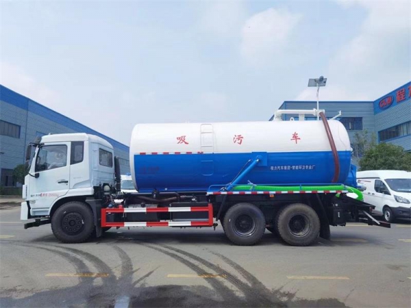 東風(fēng)D17后雙橋18方吸污車(chē)，配水循環(huán)泵加10米吸污帶。