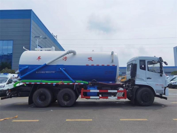 東風(fēng)D17后雙橋18方吸污車(chē)，配水循環(huán)泵加10米吸污帶。